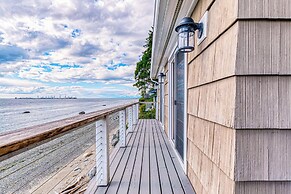 2 BR Beachfront Cottage w/ Grill & Expansive Deck