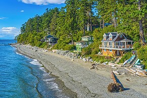 2 BR Beachfront Cottage w/ Grill & Expansive Deck