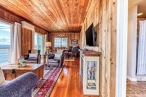 2 BR Beachfront Cottage w/ Grill & Expansive Deck