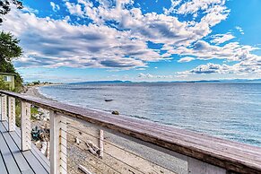 2 BR Beachfront Cottage w/ Grill & Expansive Deck