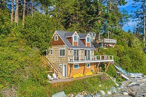 2 BR Beachfront Cottage w/ Grill & Expansive Deck