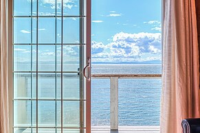 2 BR Beachfront Cottage w/ Grill & Expansive Deck