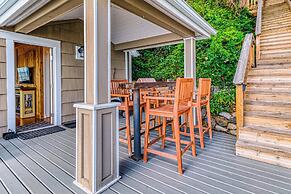 2 BR Beachfront Cottage w/ Grill & Expansive Deck