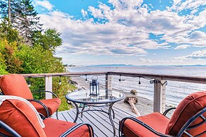 2 BR Beachfront Cottage w/ Grill & Expansive Deck