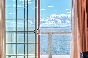 2 BR Beachfront Cottage w/ Grill & Expansive Deck