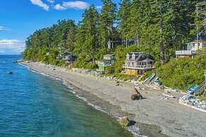 2 BR Beachfront Cottage w/ Grill & Expansive Deck