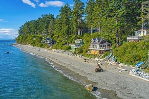 2 BR Beachfront Cottage w/ Grill & Expansive Deck