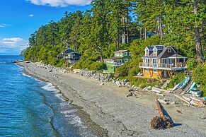 2 BR Beachfront Cottage w/ Grill & Expansive Deck