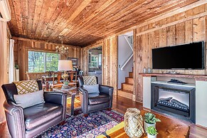 2 BR Beachfront Cottage w/ Grill & Expansive Deck