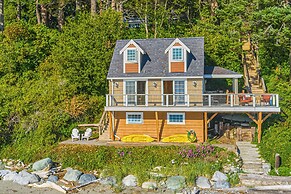 2 BR Beachfront Cottage w/ Grill & Expansive Deck