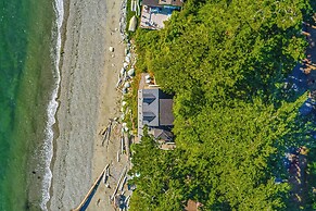 2 BR Beachfront Cottage w/ Grill & Expansive Deck