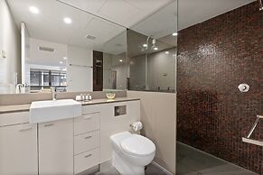 Modern CBD Aparment, Workspace, Fast Wifi and Pool