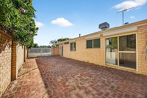 Spacious 4-bed House With Private Garage