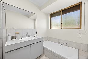 Spacious 4-bed House With Private Garage