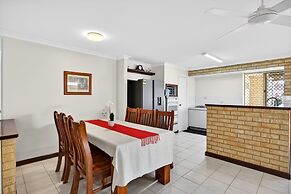 Spacious 4-bed House With Private Garage