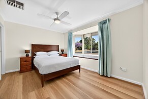 Spacious 4-bed House With Private Garage