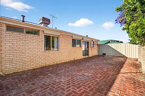 Spacious 4-bed House With Private Garage