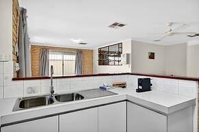 Spacious 4-bed House With Private Garage