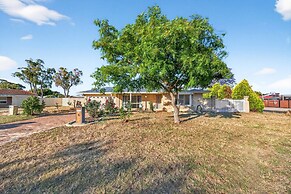 Spacious 4-bed House With Private Garage