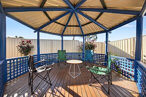 Spacious 4-bed House With Private Garage