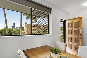 Bright 2-bed Apartment in Leafy New Farm