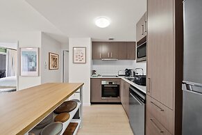 Braddon Retreat: Spacious 1-bed With Parking