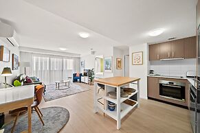 Braddon Retreat: Spacious 1-bed With Parking