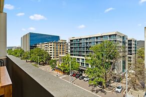 Braddon Retreat: Spacious 1-bed With Parking
