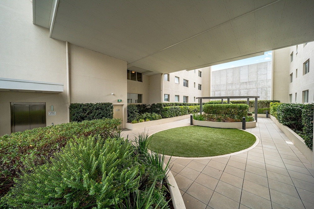 Braddon Retreat: Spacious 1-bed With Parking