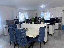 Deluxe Nairobi, Kenya