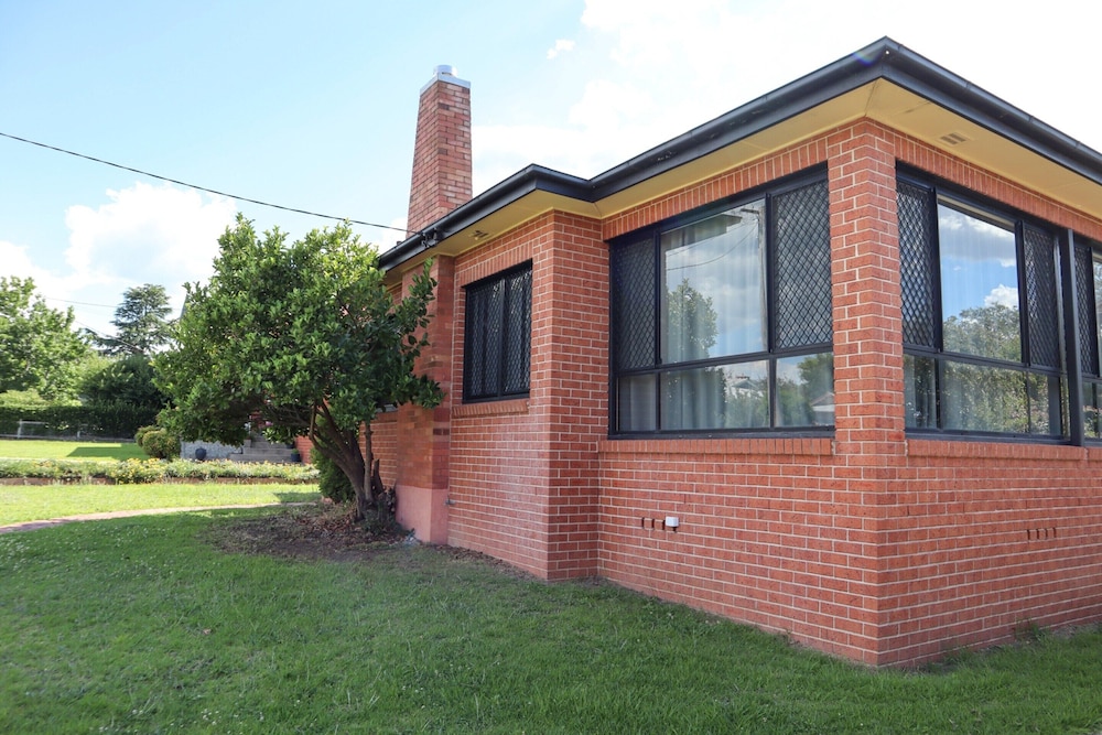 Spacious 3-bed Home in Central Tenterfield