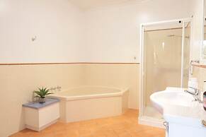 Spacious 3-bed Home in Central Tenterfield