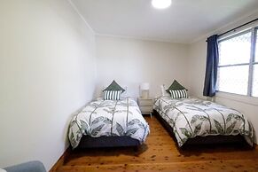 Spacious 3-bed Home in Central Tenterfield