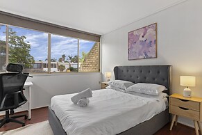 Spacious 3-bed Townhouse With Courtyard
