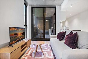 Well-lit 2-bed Apartment With Balcony