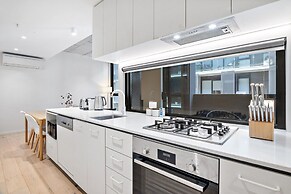 Well-lit 2-bed Apartment With Balcony