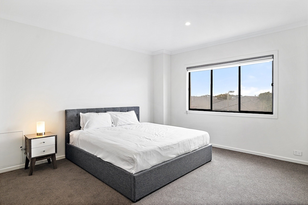 Spacious 5-bed Home in Peaceful Point Cook