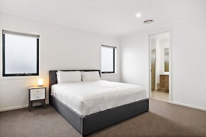 Spacious 5-bed Home in Peaceful Point Cook