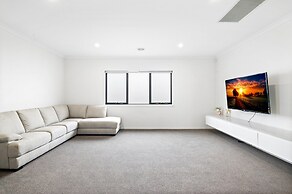 Spacious 5-bed Home in Peaceful Point Cook