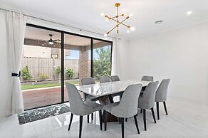 Spacious 5-bed Home in Peaceful Point Cook