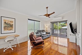Bright 3-bed Home in Leafy Annerley