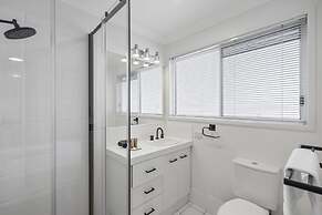 Bright 3-bed Home in Leafy Annerley