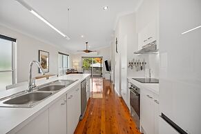 Bright 3-bed Home in Leafy Annerley