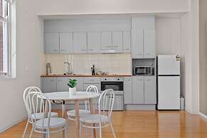 Modern 1-bed Apartment in Spring Hill With Parking