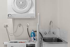 Modern 1-bed Apartment in Spring Hill With Parking