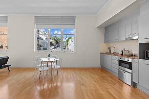 Modern 1-bed Apartment in Spring Hill With Parking