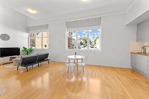 Modern 1-bed Apartment in Spring Hill With Parking