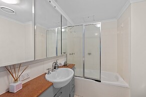 Modern 1-bed Apartment in Spring Hill With Parking