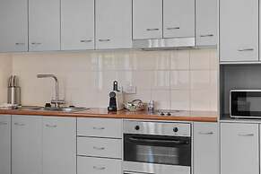 Modern 1-bed Apartment in Spring Hill With Parking