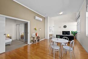 Modern 1-bed Apartment in Spring Hill With Parking